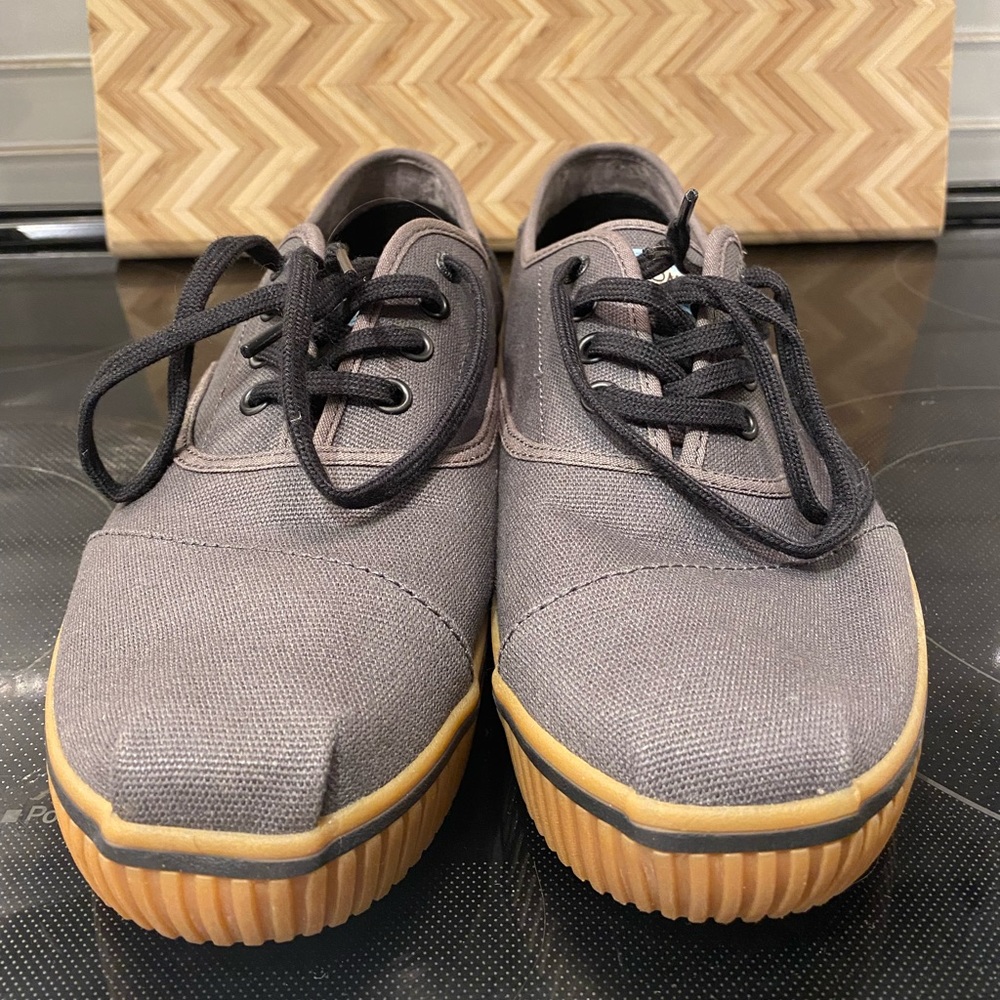 BRAND NEW TOMS SIZE 9